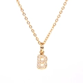 Gros plan du collier pendentif lettre B dorée avec cristaux de zircone sertis pavé - Lettre B
