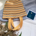Dettaglio della borsa a mano plissettata con motivi geometrici e chiusura in metallo - Stile Triangolo Geometrico Giallo (Rombo Giallo)