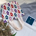 Détail du sac cabas plissé à fleurs avec anses en toile et bouton pression en métal - Fleur Multicolore