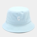 Dettaglio cappello alla pescatora celeste con ricamo C bianco e tesa rinforzata - M (56-58cm) / Azzurro