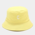 Dettaglio cappello pescatore giallo in tela con lettera C ricamata e cuciture rinforzate - M (56-58cm) / Giallo