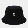 Dettaglio del ricamo bianco a C su questo cappello alla pescatora in cotone nero - M (56-58cm) / Nero