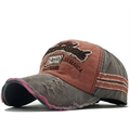 Détail de la casquette vintage avec broderie 1969 et bords usés style délavé - Réglable / Taupe & Rouge Rouille