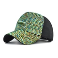 Detail einer schwarzen Baseballkappe mit funkelnden AB-Steinen und gewaschenem Stoffgewebe - Verstellbar / Rhinestone Grün