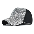 Detail einer schwarzen Baseballkappe mit funkelnden silbernen Strasssteinen auf dem Schirm - Verstellbar / Rhinestone Silber