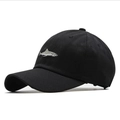 Klassische schwarze Baumwoll-Baseballkappe mit detailreicher weißer Haifisch-Stickerei - Verstellbar / Schwarz