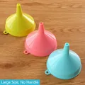 Tre grandi imbuti in plastica senza manico in giallo rosa e blu con fori di gancio - Plastica / Taglia Grande Senza Manico / Colore Casuale