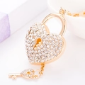 Exquisite goldene herzförmige Schloss- und Schlüssel-Anhänger mit funkelnden Kristallen - Full Rhinestone Heart Lock Schlüsselanhänger (Weiße Steine) / Weiß
