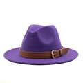 Detalle de sombrero fedora púrpura con banda de cuero marrón y hebilla dorada - M (55-58cm) / Morado