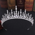 Vista dettagliata della tiara da sposa argentata con zircone a goccia e design classico - Argento