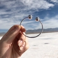 Bracciale rigido aperto minimalista color argento con terminali a sfera lucidi a specchio - Argento