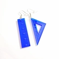 Pendientes asimétricos de acrílico azul con forma de regla y grabado de regreso a clases - Azul