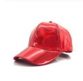 Glänzende rote Lackleder-Baseballkappe mit reflektierendem Finish und gebogenem Schirm - Verstellbar / Rot