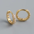 Vista macro di orecchini a cerchio in argento S925 dorato con zirconi micro-pavé - Argento 925 / Oro
