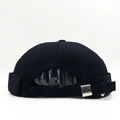 Vista trasera de gorro docker de algodón negro con hebilla de metal plateado ajustable - Talla Única (54-58CM) / Negro