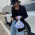 Unregelmäßige Handtasche in Wolkenform mit blau-violetten Pailletten und Regenbogeneffekt - Irisierendes Weiß