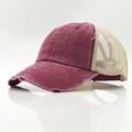 Berretto da baseball in rete traspirante bordeaux e beige con dettagli usurati - Regolabile / Rosso Vino Distressed