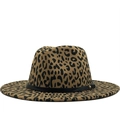 Chapeau fedora classique en feutre léopard avec ruban noir et boucle dorée sur fond blanc - M (56-58cm) / Léopard Kaki Clair