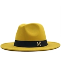 Klassischer senfgelber Filzhut Fedora mit schwarzem Ripsband und goldenem M-Logo - M (56-58cm) / Gelb