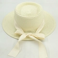 Elegante cappello boater in paglia crema con nastro di raso e fiocco abbinati - M (56-58cm) / Bianco