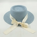 Cappello paglia azzurro a cima piatta con nastro in raso bianco crema e fiocco grande - M (56-58cm) / Blu