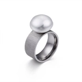 Anello in acciaio inossidabile spazzolato con grande perla bianca su fondo bianco - US 7 / Acciaio Opaco 10mm di Larghezza (KR45439-K)