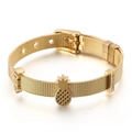 Bracciale a maglia dorata con ciondolo ananas, scritta Love e cristalli su sfondo bianco - Oro