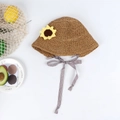 Détail du chapeau de paille tissé main avec tournesol au crochet et ruban à carreaux - Enfants (50-53CM) / Kaki