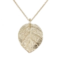Elegante colgante de hoja vintage con nervaduras detalladas en cadena dorada - Oro KC (0870)