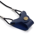 Dettaglio macro del cordino per occhiali in pelle blu scuro con cuciture e bottone bronzo - Blu