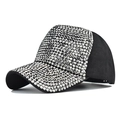 Detailaufnahme glitzernder silberner Strasssteine auf einer schwarzen Baseballkappe aus 45-Grad - Verstellbar / Rhinestone Grau