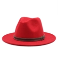 Dettaglio cappello fedora rosso con fascia in pelle marrone e fibbia metallica - M (55-58cm) / Rosso