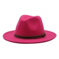 Detail eines rosenroten Fedora-Hutes mit braunem Lederband und Metallschnallendetail - Fuchsia