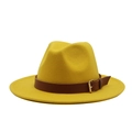 Detalle de un sombrero fedora amarillo con banda de cuero marrón y hebilla de metal dorado - M (55-58cm) / Amarillo