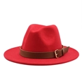 Detalle de sombrero fedora rojo de lana con cinturón de cuero y hebilla dorada - M (55-58cm) / Rojo