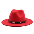 Detalle de sombrero fedora rojo con banda de cuero negro y adorno de escorpión metálico - M (55-58cm) / Rojo