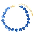 Detail eines blauen Emaille-Smiley-Armbands mit goldenem Karabiner und Verstellkette - Hellblau