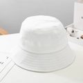 Primer plano de un sombrero de sol de lona blanca con costuras finas en el ala plana - 52cm (2-6 Años) / Blanco