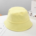 Detalle de gorro de pescador amarillo claro para niños con costuras en el ala - 52cm (2-6 Años) / Amarillo