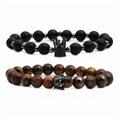 Braccialetti con occhio di tigre e perline nere opache con corona per coppie su fondo bianco - Set Nero Opaco