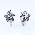 Pendientes de flores mandala de plata con cristales azules y blancos en fondo blanco - Azul Plata