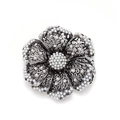 Vintage Silberne Brosche mit Hohlblumenmuster und weißen Perlen für Damenmäntel - Mattsilber