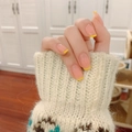 Faux ongles nude minimalistes avec bordure French jaune fine de forme carrée ovale - Style French Tip Rose Nude avec Bord Jaune Vif (JP742)