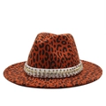 Fedora-Hut aus Wolle mit Leopardenmuster, goldenen Nieten und Strassband auf Weiß - M (56-58cm) / Orangerot