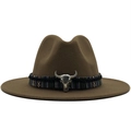 Détail d'un chapeau de cowboy en laine avec bande tressée ethnique et crâne de taureau argenté - Kaki