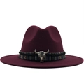 Détail d'un chapeau fedora bordeaux avec ruban ethnique et ornement de tête de taureau - Bordeaux