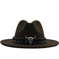 Détail d'un chapeau de cowboy marron avec bande ethnique et ornement crâne de taureau argent - Café