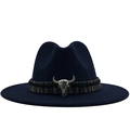 Détail du chapeau en laine bleu marine avec bande ethnique et boucle en métal tête de taureau - Bleu marine
