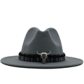 Détail d'un chapeau fedora en laine grise avec ruban ethnique et tête de taureau argent - Gris