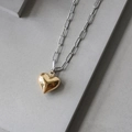 Dettaglio del ciondolo a cuore dorato su catena a graffetta argento con finitura lucida - Bicolore Oro Argento